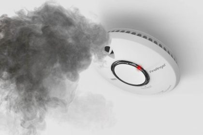 rookmelder-header rookmelder aan plafond met rook